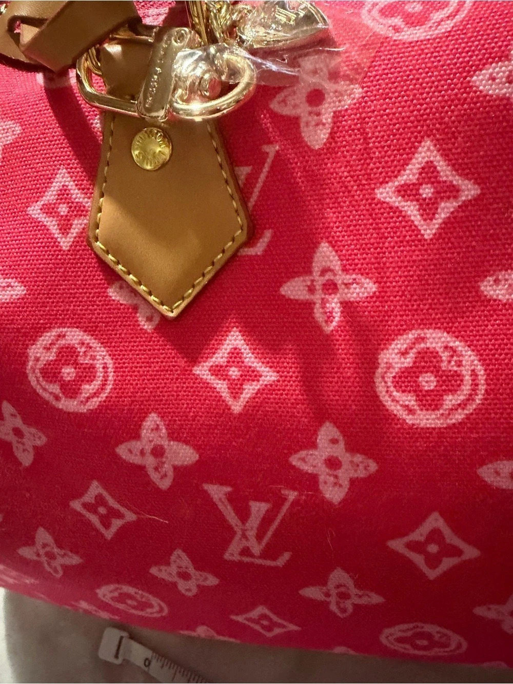 Pink & White Canvas Fashion Duffel Like Bag W/1 Charm - Picture 7 of 9